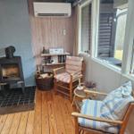 Raum mit Kamin, Stühlen und Blick auf Außenbereich