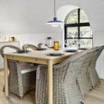 Essbereich mit Esstisch und Stühlen unter einem weißen Dach.