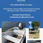 Weißes Boot mit Motor, Ruder und Holzbank auf Wasser und Land.