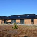 Moderne Villa mit Solaranlage und Terrasse im Freien