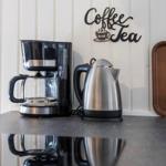 Küchenarbeitsplatte mit Kaffeemaschine und Wasserkocher