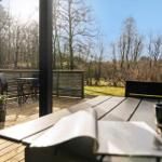 Terrasse mit Tisch, Stühlen und Blick in den Wald.