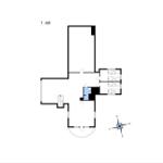 Erdgeschossplan mit drei Schlafzimmern, Bad und Wohnbereich mit Kompass