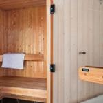 Holzsauna mit Sitzbank und Handtuch