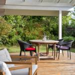 Terrasse mit Tisch, Stühlen und Blick auf grünen Garten