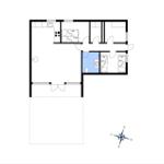 Wohnung mit Küche, Schlafzimmer und Bad. Südlicher Balkon. Norden zeigt die Kompassrose.