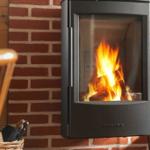 Wandmontierte Feuerstelle mit brennenden Holzscheiten in roter Ziegelwand