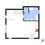 Wohnung mit Küche, Bad und Treppe zur oberen Etage.