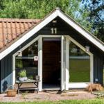 Haus mit Nummer 11, offener Eingang, Tisch mit Pflanzen und Korb vor der Tür.