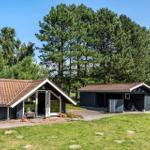 Haus mit Terrasse und Garage unter Bäumen