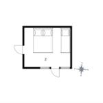 Zimmer mit zwei Betten und Eingangsbereich. Kompass zeigt Orientierung.