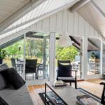 Wohnbereich mit Sofa, Sitzgelegenheiten und Glasfront zur Terrasse.