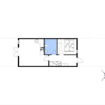 Wohnung mit Küche, Bad und Schlafzimmer. Flur mit Treppe.