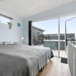 Schlafzimmer mit Blick auf Whirlpool und Balkon