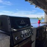 Baron Grill auf Terrasse mit Blick auf See