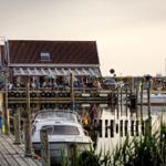 Hafen mit Booten und Restaurant am Wasser