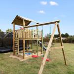 Holzspielplatz mit Schaukel und Sandkasten im Garten