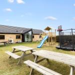 Hinter dem Haus befinden sich Spielplatz, Trampolin und Picknicktische.