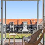 Sitzgelegenheit mit Blick auf rote Dächer und Grünfläche