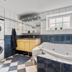 Bad mit Whirlpool, Waschmaschine und Spiegelschrank