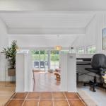 Wohnbereich mit TV, Arbeitsplatz und Blick auf die Terrasse.