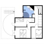 Erdgeschoss mit Schlafzimmer, Bad und Treppe zur oberen Etage.