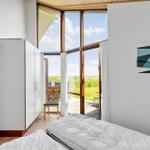 Schlafzimmer mit Blick auf Terrasse und Grünland.