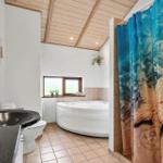 Badezimmer mit Badewanne, Dusche und Waschbecken