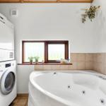 Bad mit Whirlpool, Fenster und Waschmaschine