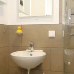 Badezimmer mit Waschbecken, Dusche und gelbem Schwimmring