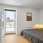 Schlafzimmer mit Doppelbett, Schlafcouch und Blick auf die Landschaft.