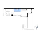 Erdgeschossplan mit Schlafzimmer, Bad und Treppe zur oberen Etage.
