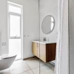 Badezimmer mit Toilette, Waschbecken und Dusche