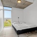 Schlafzimmer mit Bett, Fenster und Regal
