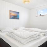 Schlafzimmer mit Bett, Fenster und Wandbild