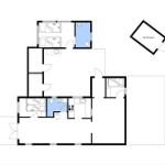 Wohnung mit drei Schlafzimmern, Küche und Bad. Außenbereich mit Schuppen.