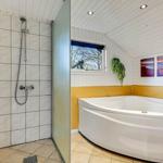 Dusche und Whirlpoolbad mit Fenster und Wandbildern