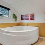 Bad mit Whirlpool, Fenster und Wandbildern.