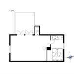 Einfach eingerichteter Wohnraum mit Schlafzimmer und Bad. Die Anordnung ist klar und funktional.