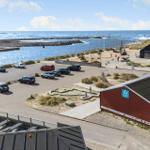 Parkplatz neben Strandmuseum mit Blick auf das Meer und Wellen.