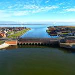 Aussicht auf Hafen mit Brücke und Häusern am Wasser.