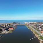 Hafenstadt mit Blick aufs Meer und Leuchtturm