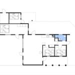 Wohnung mit drei Schlafzimmern, Küche und Bad. Raumübersicht mit Kompass.