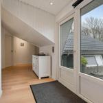 Eingangsbereich mit Holzboden und großem Fenster zur Terrasse.