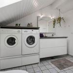 Wohnung mit Waschmaschine, Trockner und Waschbecken