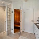 Badezimmer mit Dusche, Sauna und Waschbecken