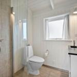 Badezimmer mit Dusche, Toilette und Waschbecken.