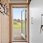 Eingang mit Holzwand und Glastür zum Garten