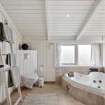 Badezimmer mit Whirlpool, Toilette und Handtuchständer