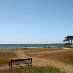 Strandufer mit Bänken und Fußballtor im Grasland.
